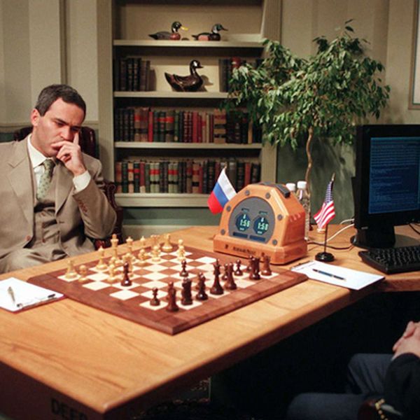 Ordenadores que son capaz de derrotar al campeón del mundo de juegos tan complicados como el ajedrez. (Foto: theverge.com)